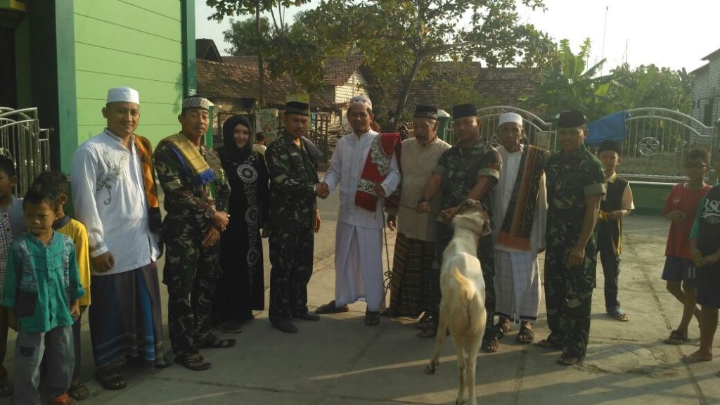 Kapten Inf.Yahudi S.Sos Berikan Bantuan Satu Ekor Kambing Di Masjid Darul Mutaqin Juwana