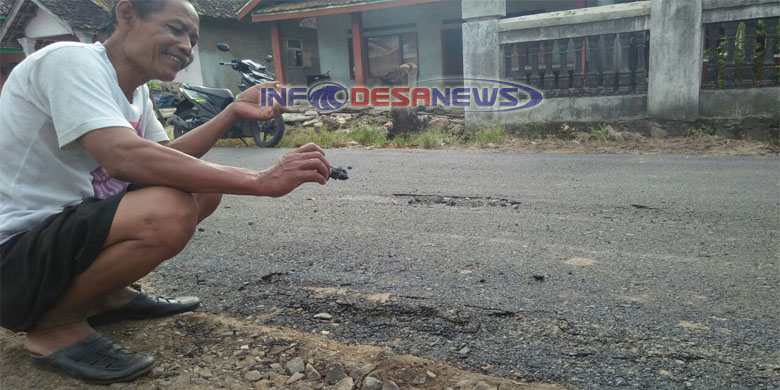 Warga Desa Sukabanjar-Suak, Sidomulyo Kesal, Pengerjaan Hotmix Asal Jadi