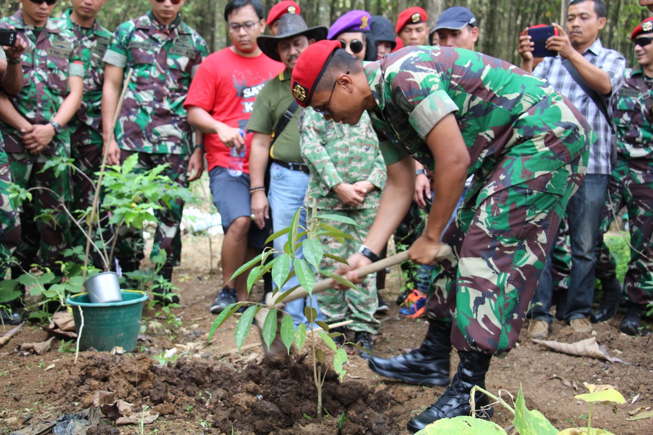 RATUSAN MASYARAKAT DAN KOPASSUS BERSINERGI UNTUK LESTARIKAN GUNUNG KAPUR (KARST) CIAMPEA BOGOR