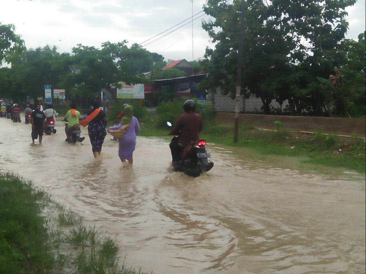 Lagi-lagi Jalan Winong-Jakenan Desa Glonggong Jakenan Terendam Banjir