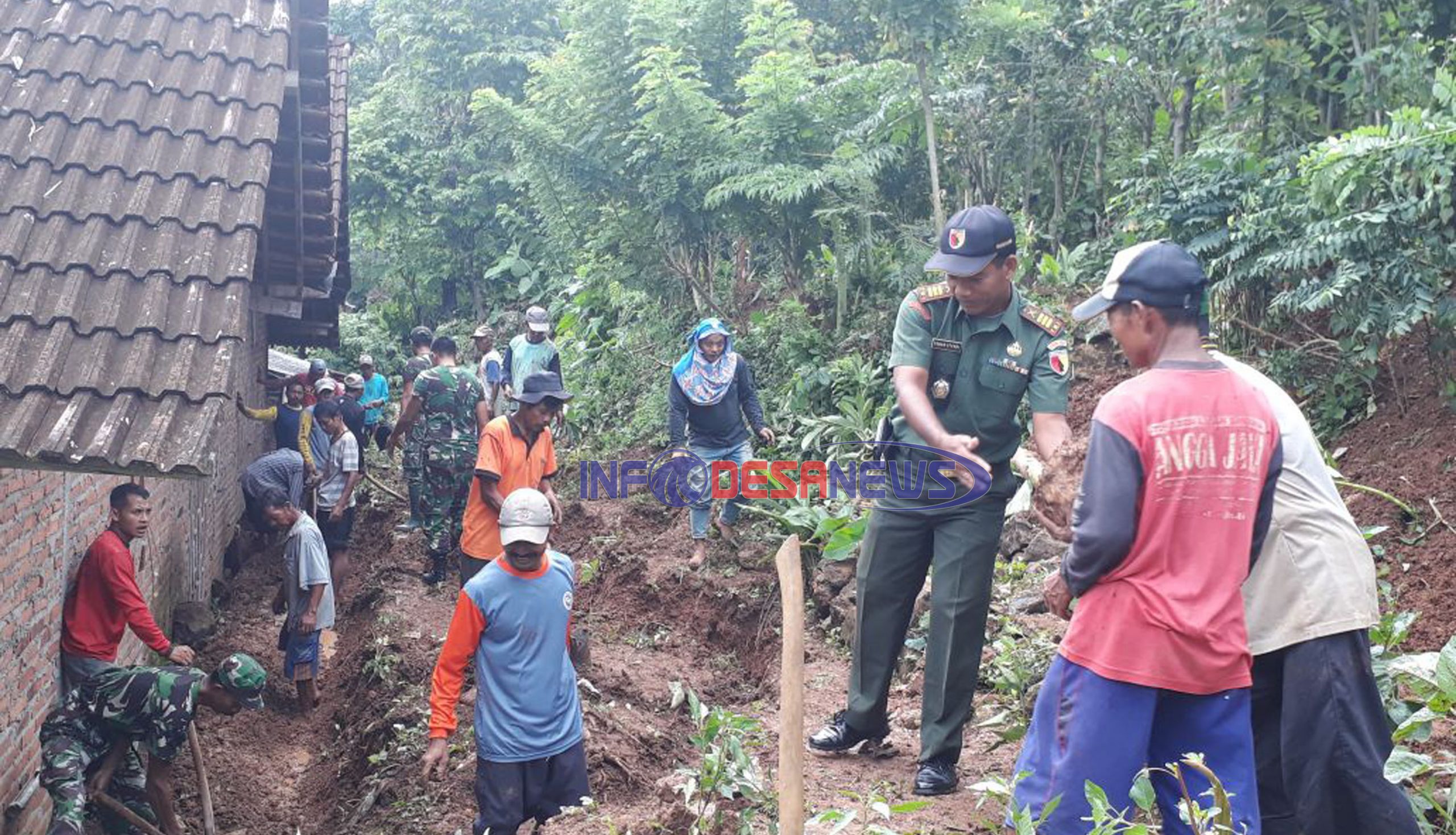 Bersama Masyarakat, Koramil Sooko Karya Bakti Pembersihan Material Longsor Di Desa Bedoho