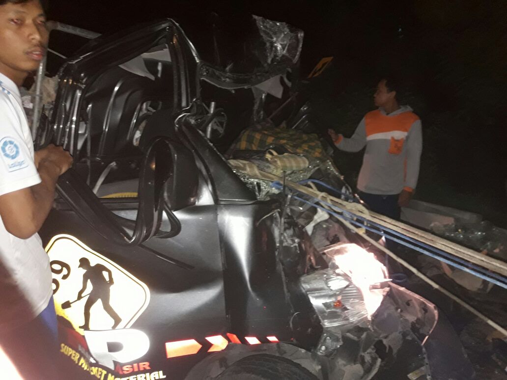 Gara-gara kurang konsentrasi, mobil pickup hantam bus, dua orang meninggal di jalan pati-juwana