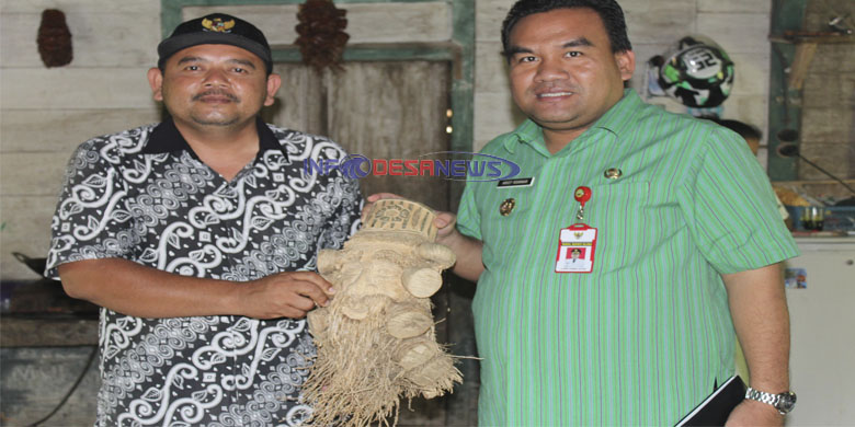Kerajinan Pahatan Hiasan Dinding Dari Bonggol Pohon Bambu Asal Botoreco-Kunduran