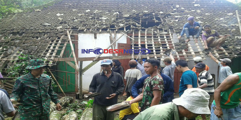Hibur Ibu Widyawati, Babinsa 0808/14 Bantu Rehab Rumah Warga