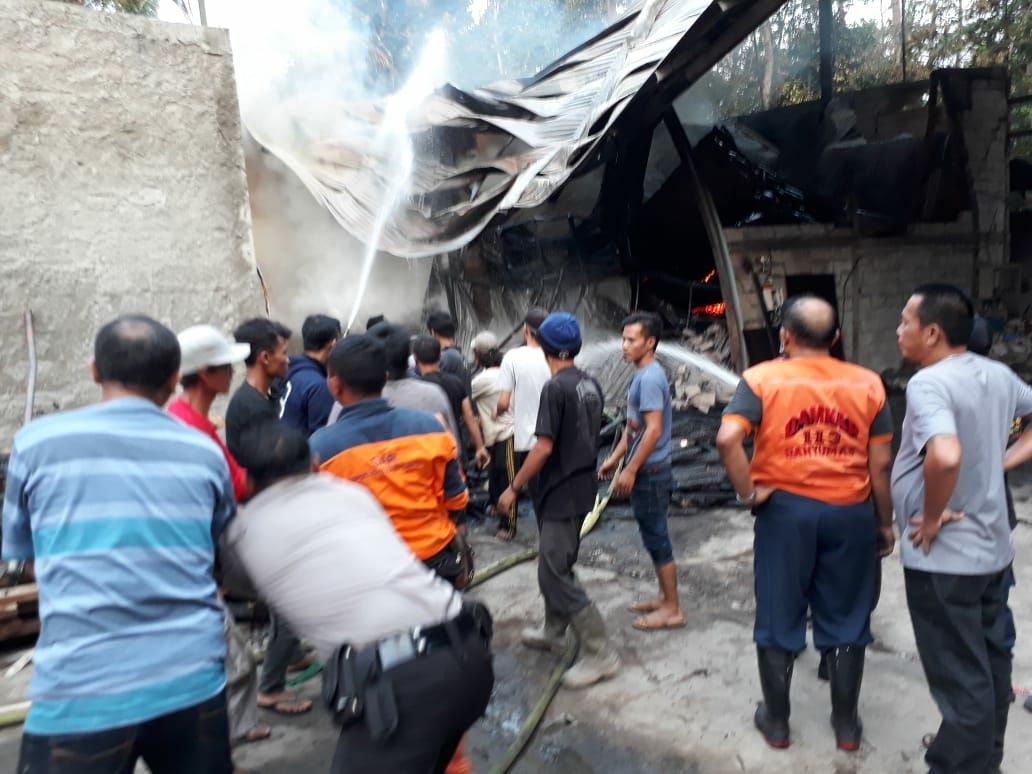 Pabrik Kayu Dwijaya Bersama Cilongok Banyumas Terbakar