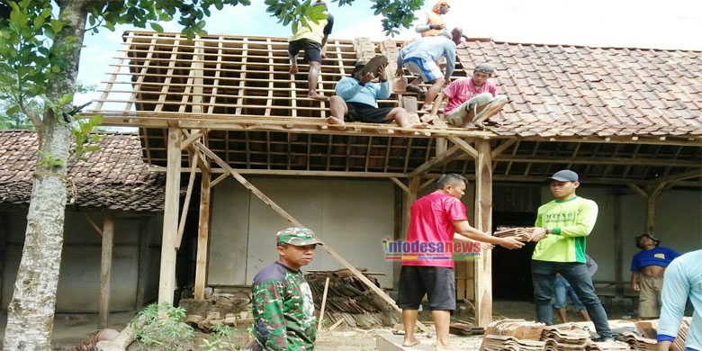 Dengan Tenaga Dan Moril, Babinsa Koramil Pilangkenceng Bantu Perbaiki Rumah Warga