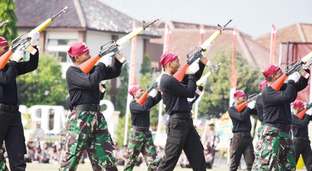Atraksi Kolone Senapan Tni Polri Demak Yang Memukau
