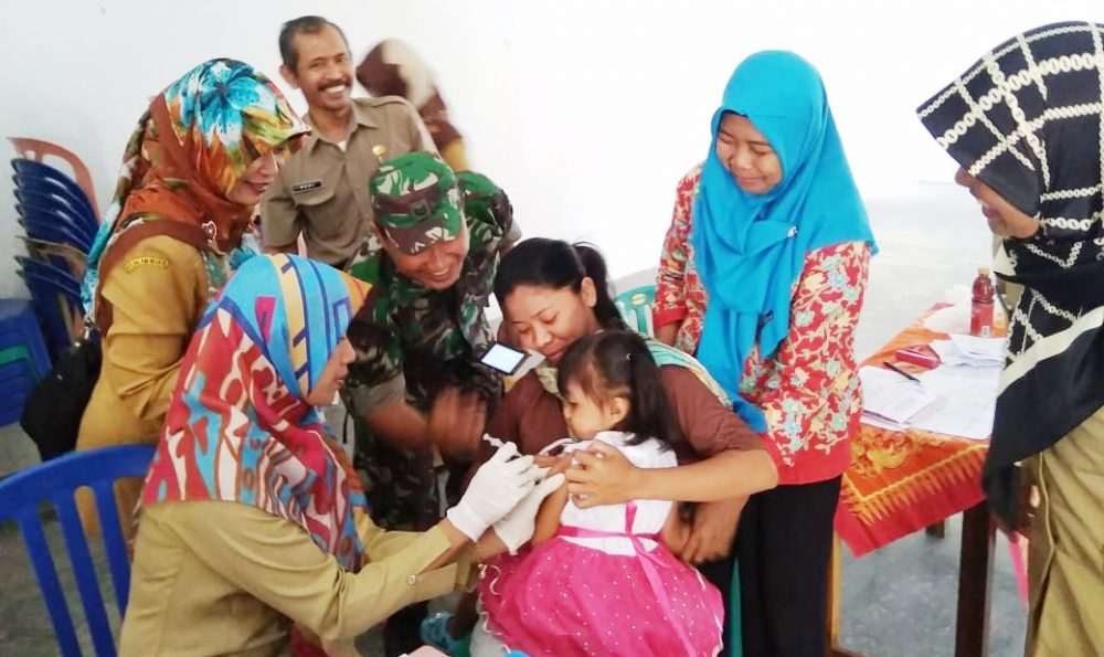 166 balita Mendapat Vaksin ORI (Outbreak Respons Immunizasion) Yang Dibantu Babinsa Srengat