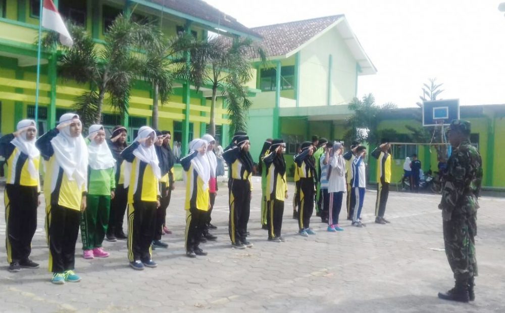 Tingkatkan Kedisiplinan Generasi Muda, Babinsa Latih PBB