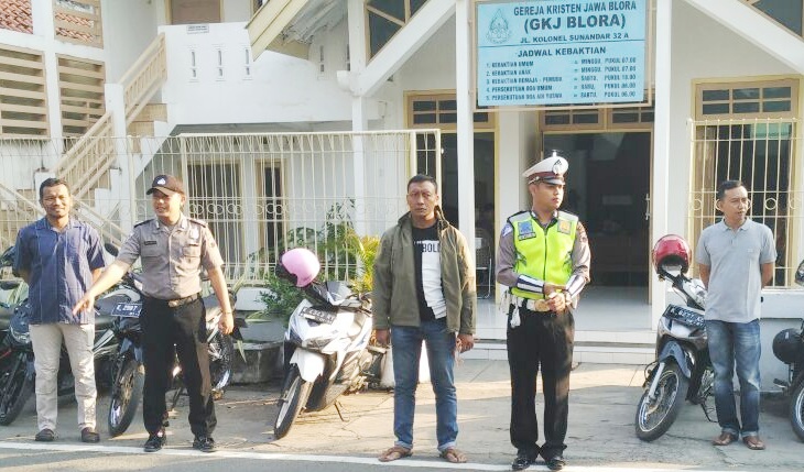 Umat Kristen Saat Beribadah, Polres Blora Tingkatkan Keamanan Penjagaanya