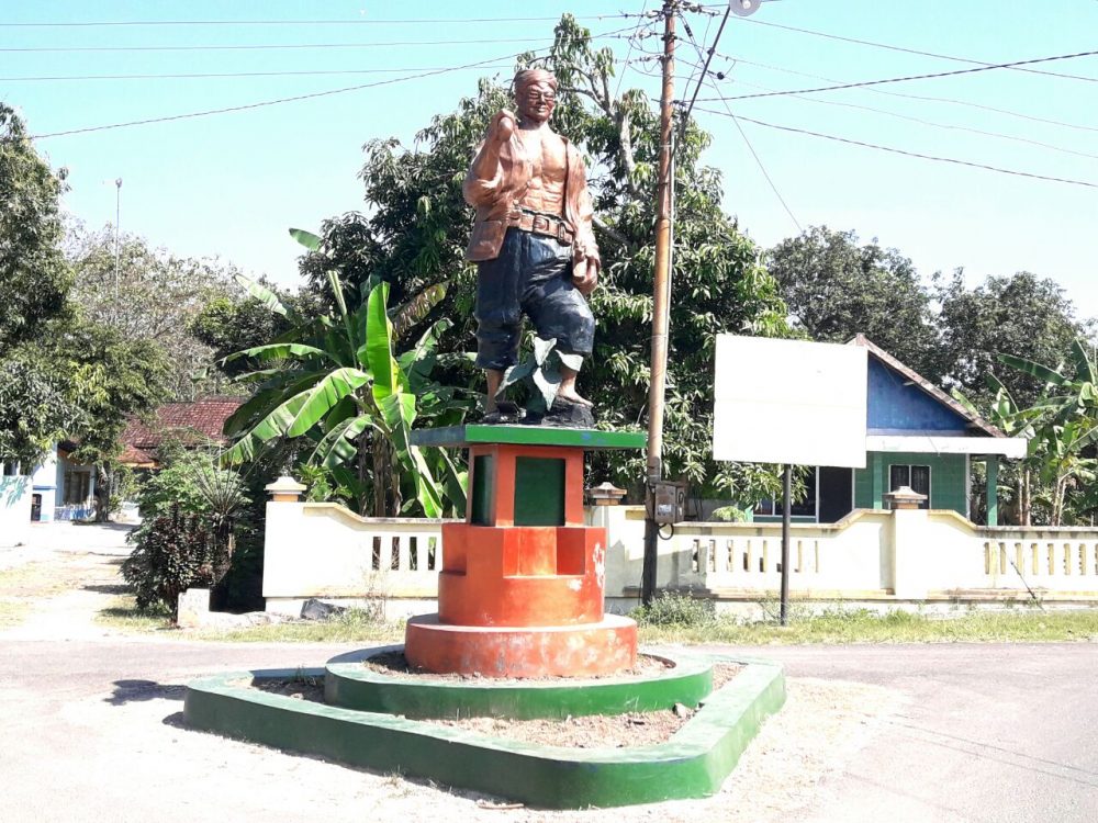 Patung Tugu Tani Simbol Masyarakat Desa Tambaksari