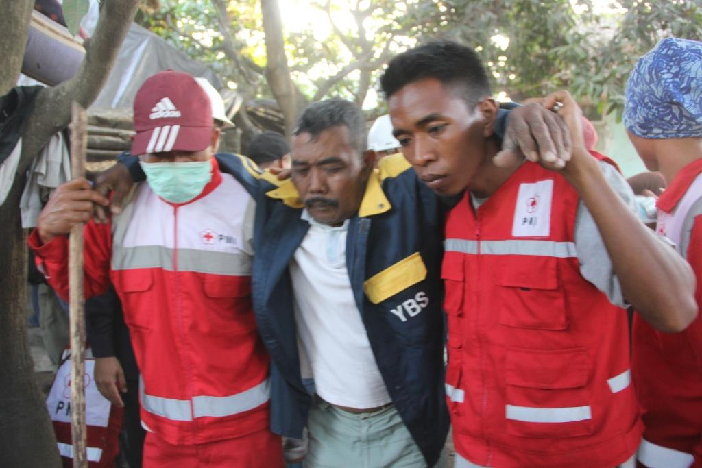PMI Bantu Evakuasi Warga dan Distribusi Selimut bagi Warga Terdampak Gempa di NTB
