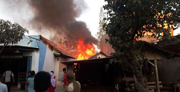 Babinsa Koramil Randublatung Bantu Padamkan Kebakaran Rumah Warga