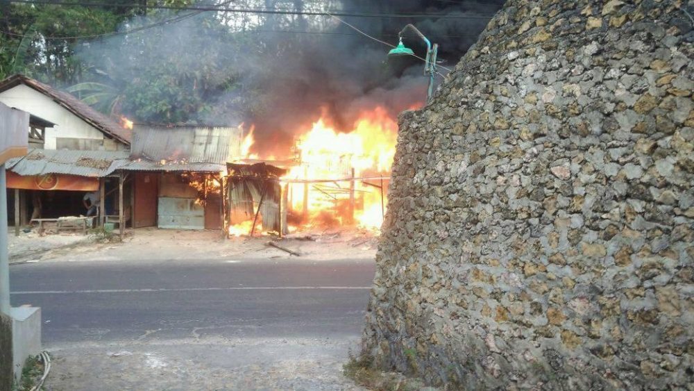 Bengkel Di Sukolilo ini ludes terbakar