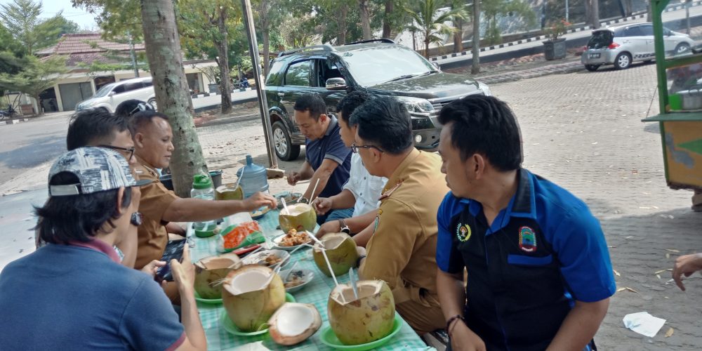 Nanang Ermanto Berbaur Untuk Menikmati Makanan Pedangang Kaki Lima