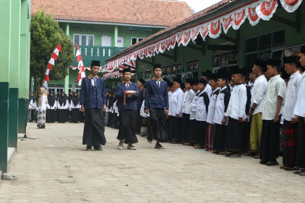 Santri Pondok Al Ikhsan Gelar Upacara HUT RI ke-73