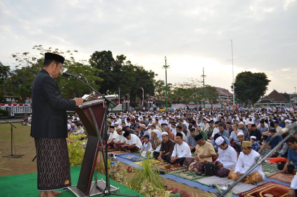 Ribuan Warga Purwokerto Sholat Ied Bareng Pj Bupati Di Alun-alun