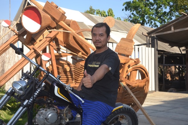 Limbah Kayu Jati, Disulap Arifianto Menjadi Motor Harley-Davidson Raksasa