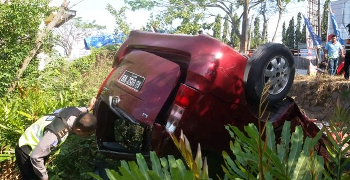 Xenia Terguling di Sungai Jalur Pantura Juwana Setelah Tertabrak Truk
