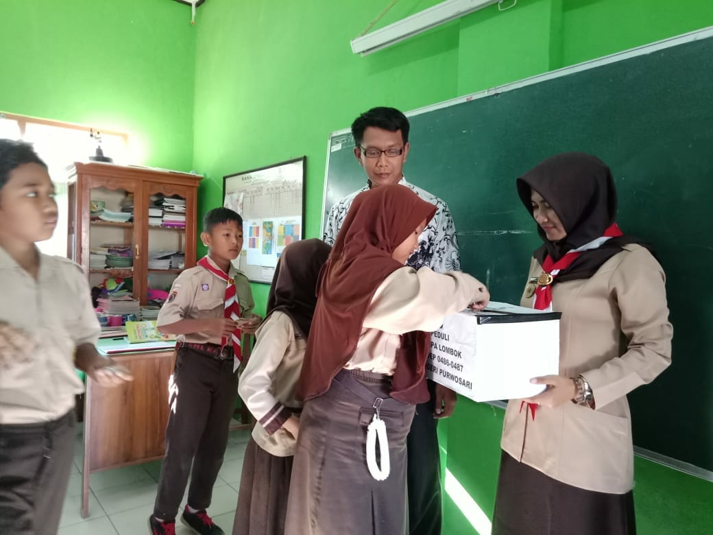 Pramuka SDN Purwosari Bantu Korban Gempa Lombok