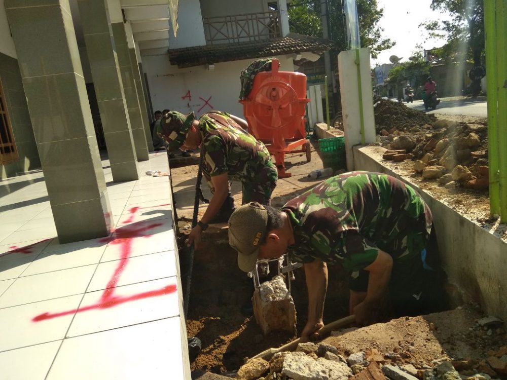 Anggota Koramil Bantu Gali Pondasi Bangunan Masjid Tambakromo