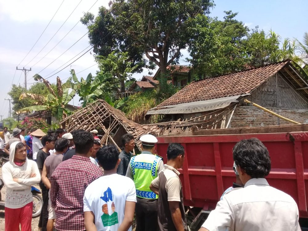 Diduga Hilang Kendali Mobil Dam Truk Hantam Warung