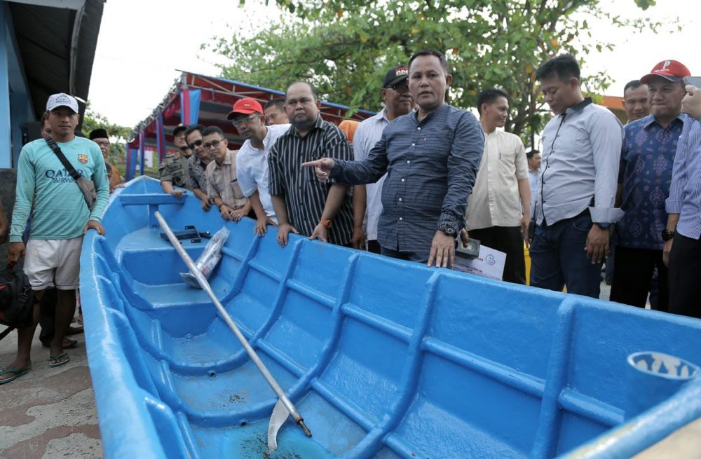 Nanang Serahkan Bantuan 10 Unit Kapal Kapasitas 3 Gross Tonnage