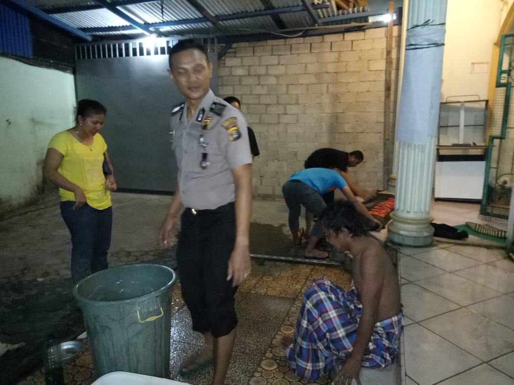 Peduli Sesama Ditunjukan Oleh Anggota Polair Polres Lampung Selatan