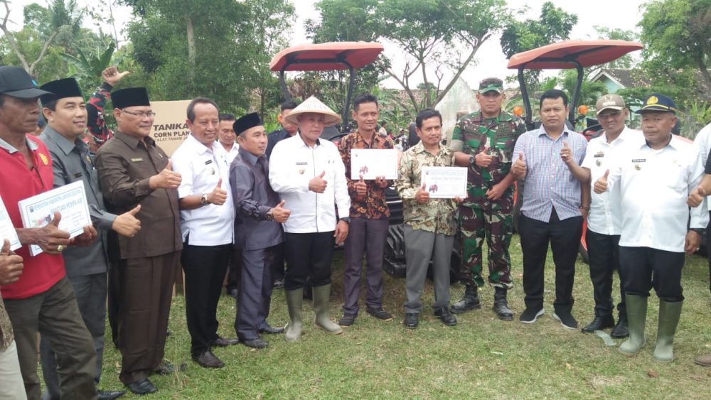 Plt Bupati Lampung Selatan, Nanang Ermanto, Serahkan Ratusan Alsintan Kepada Para Kelompok Tani