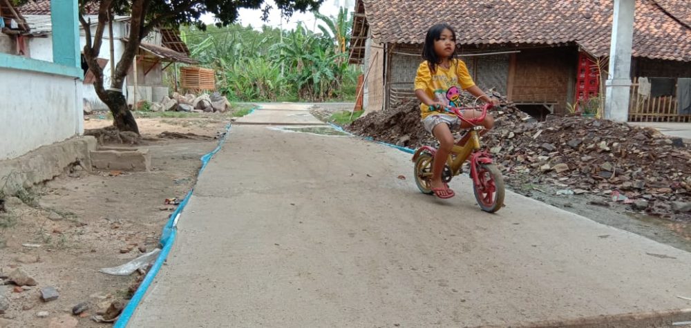 Pekerjaan Rabat Beton, Desa Sukamaju Diduga Tidak Sesuai
