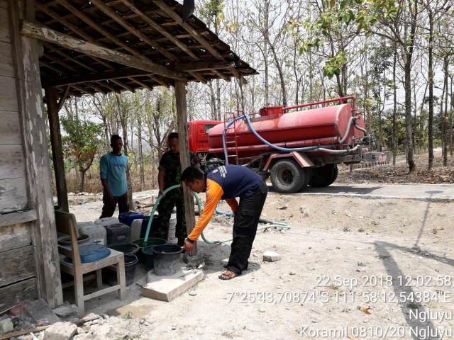 Babinsa Bantu Pendistribusian Air Bersih di Kecamatan Ngluyu