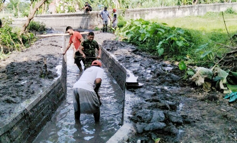 Serka Kastur Bersama Warga Kerja Bakti Perdalam Sungai Cegah Banjir