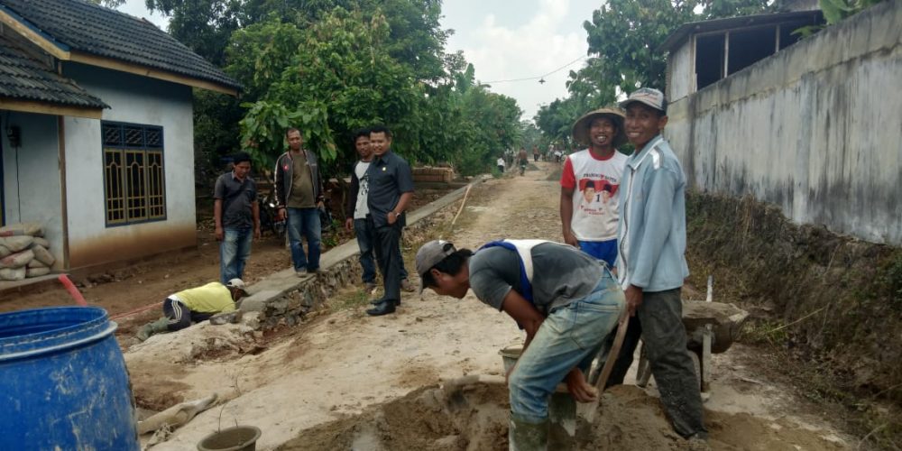 Anggota DPRD Lampung Selatan, Fraksi PDI-Perjuanga Cek Pekerjaan Di Desa Sidorejo