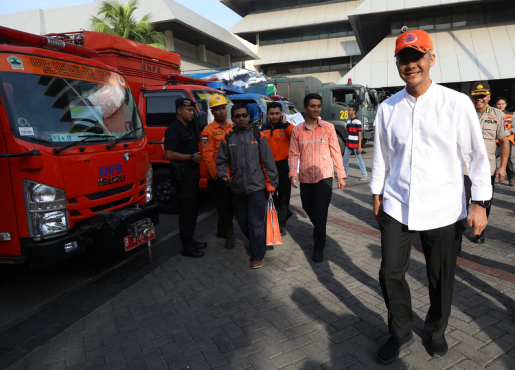 Ganjar Pranowo Melepas  Rombongan Relawan Beserta Bantuan Ke Palu