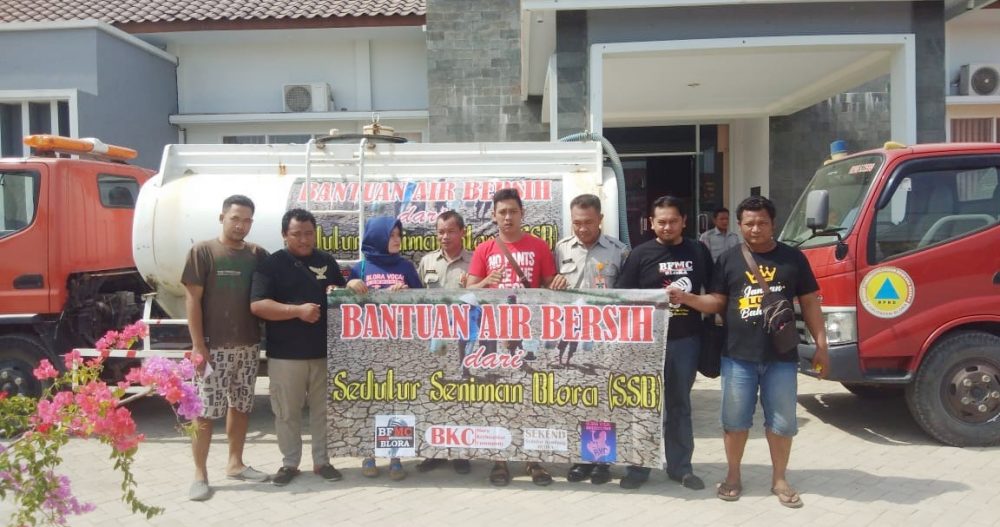 Antusias dan Bahagia Warga Desa Bangsri Kecamatan Jepon Menerima Bantuan Air Bersih Dari Sedulur Seniman Blora
