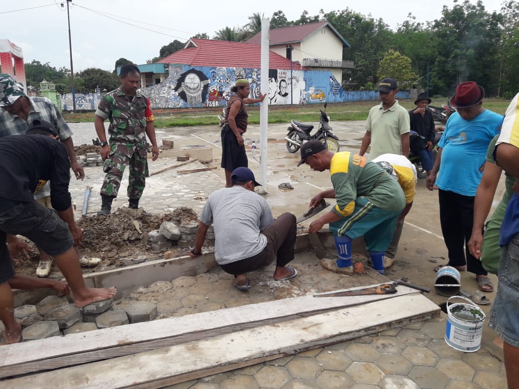 Babinsa dan Bhabinkamtibmas Tidak kenal hari libur Bantu Warga