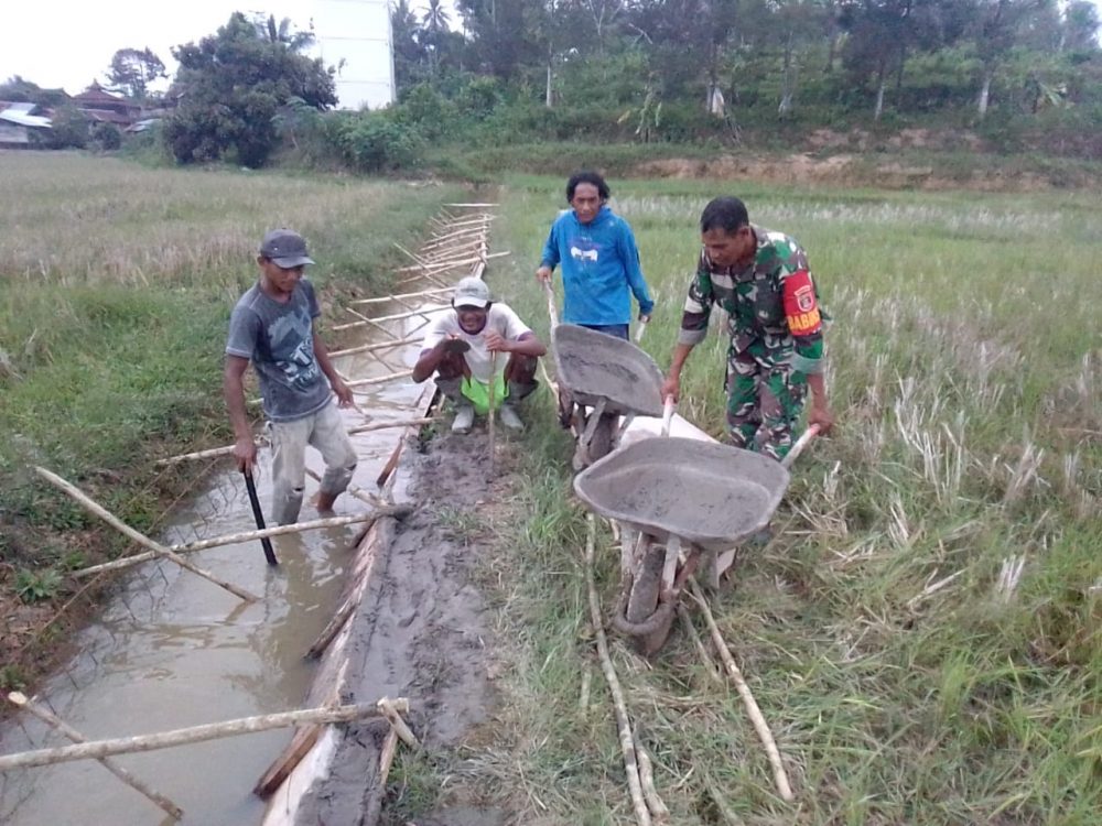 BABINSA SEPAKU BANGUN IRIGASI PERSAWAHAN BERSAMA WARGA