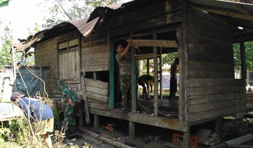 Rumah Janda Tua Di Bongkar TNI