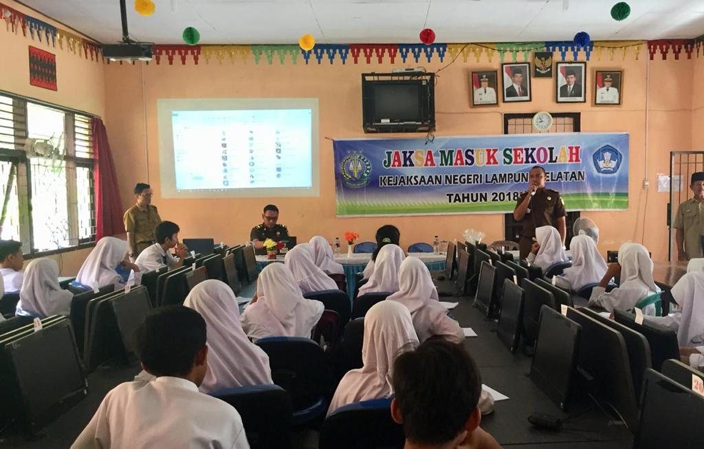 Kejari Lampung Selatan Sambangi SMPN 1 Sidomulyo