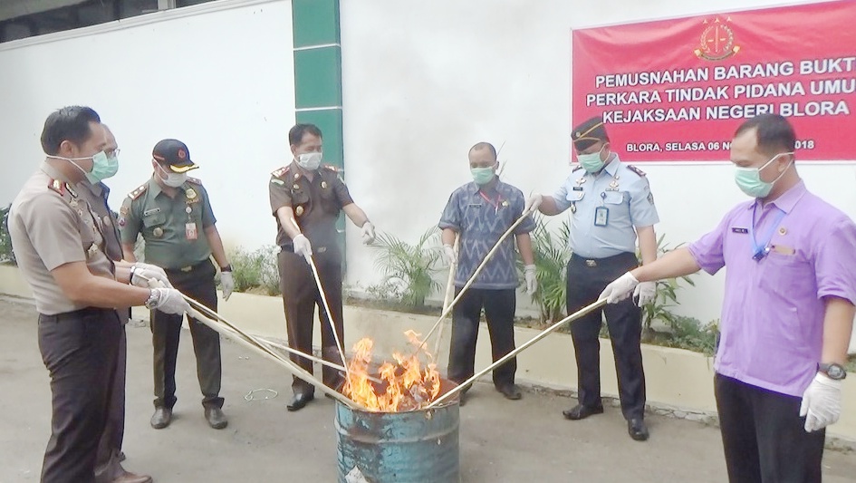 Kejari Gandeng Polres Blora Musnahkan Barang Bukti Tindak Kejahatan
