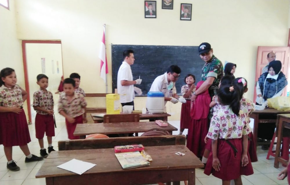 Wujudkan Indonesia Yang Sehat, Babinsa Koramil Saradan Dampingi Petugas Kesehatan Vaksin ORI Difteri
