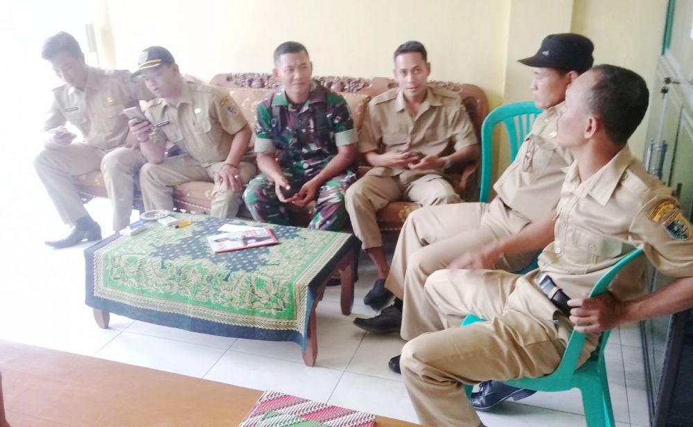 Babinsa Koramil Karangtengah Pererat Sinergitas Dengan Perangkat Desa