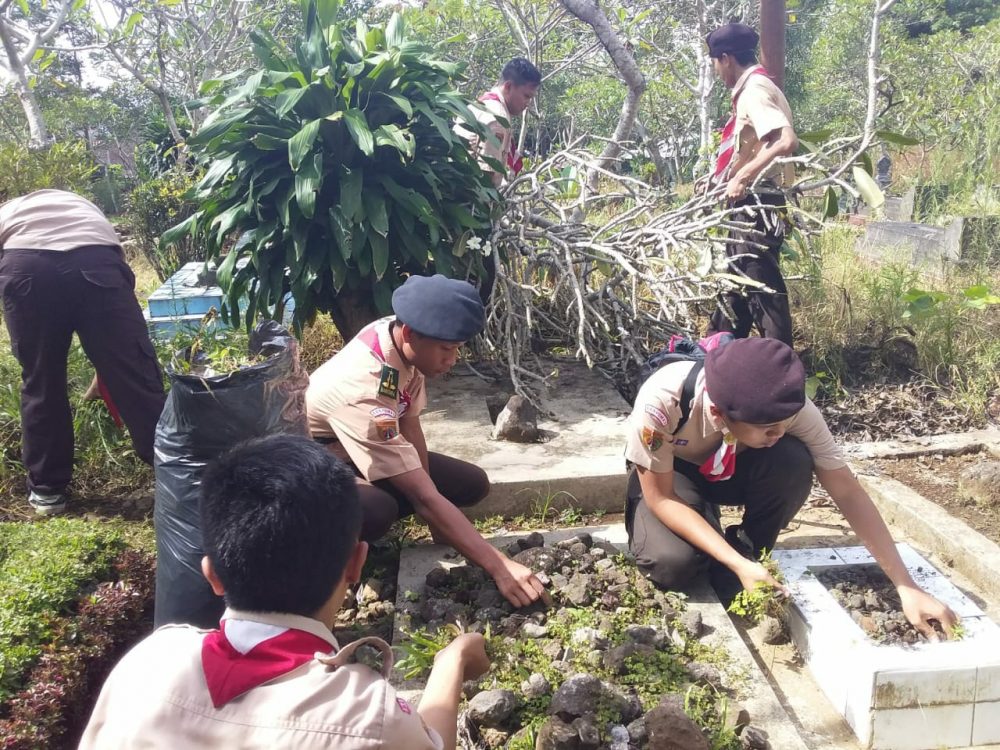 Pramuka Baturraden Bersih-bersih Makam