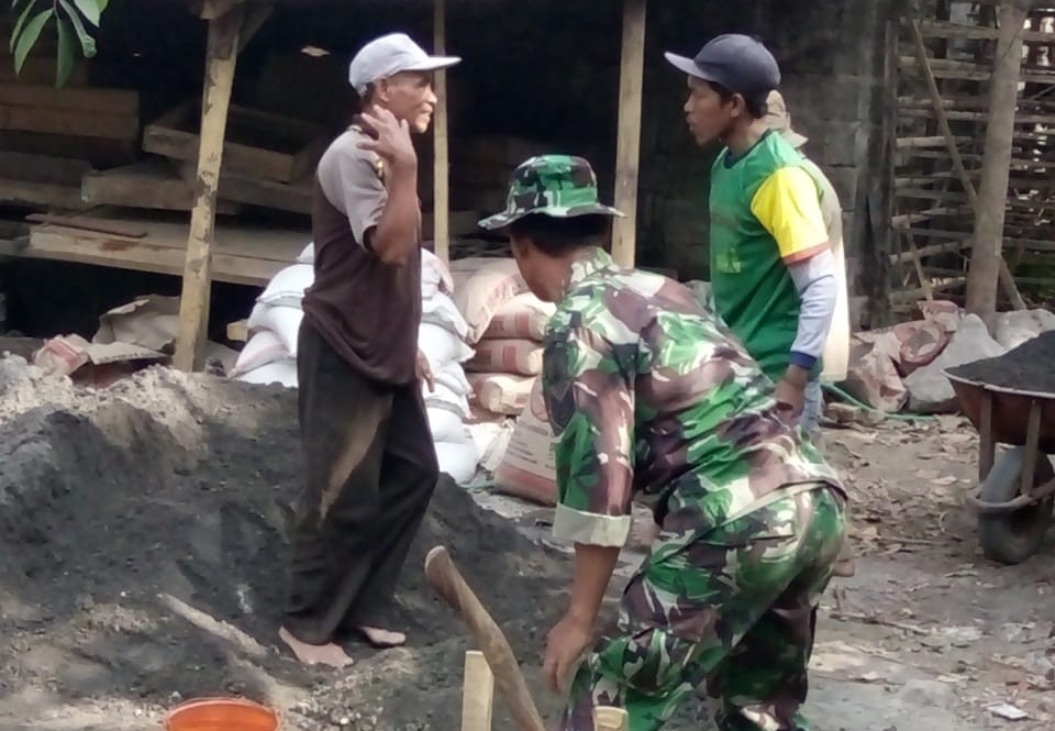 Wujudkan  Kedekatan Babinsa Dengan Warga dengan Bangun Pondasi Rumah