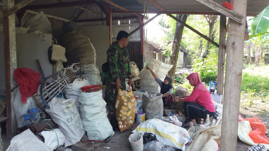 Babinsa Kenongorejo Komsos Dengan Warga Penggerak Bank Sampah