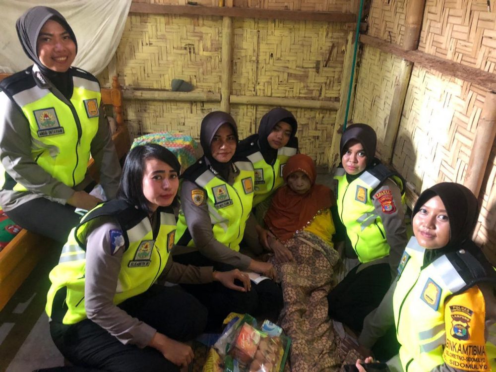 Polwan Peduli Polres Lampung Selatan Bagikan Sembako