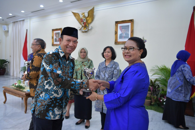Kabupaten Banyumas Menerima Penghargaan Anugerah Parahita Ekapraya