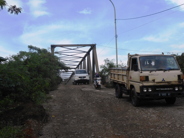 Jalan Jembatan Penghubung Tangerang-Serang Rusak
