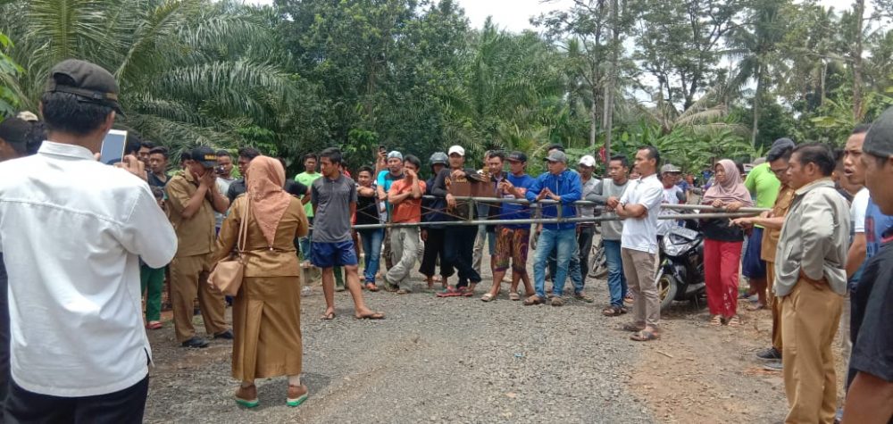 Ratusan Warga Dari Dua Desa Di Kecamatan Katibung Blokir Akses Menuju PT INP