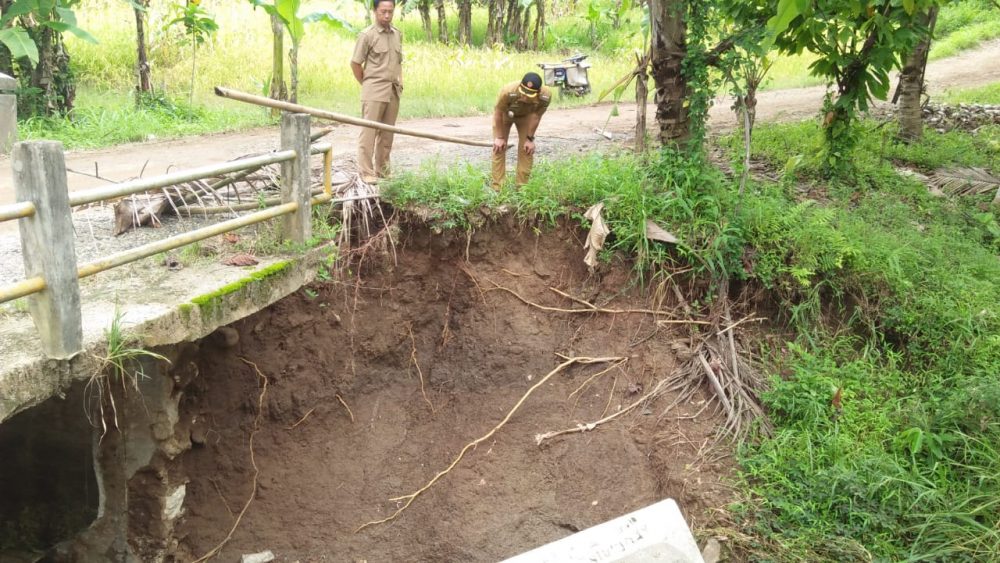 Jembatan  Muara Keong. Penghubung Antara Desa Suak-Banjarsuri Kecamatan Sidomulyo, Sebagian Ambrol